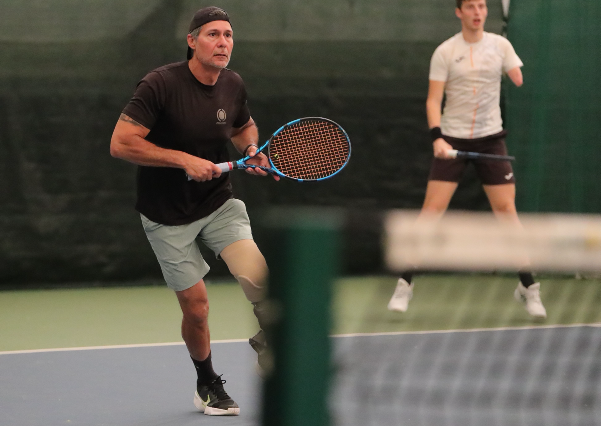 Daniel Torres avanzando durante un punto de dobles